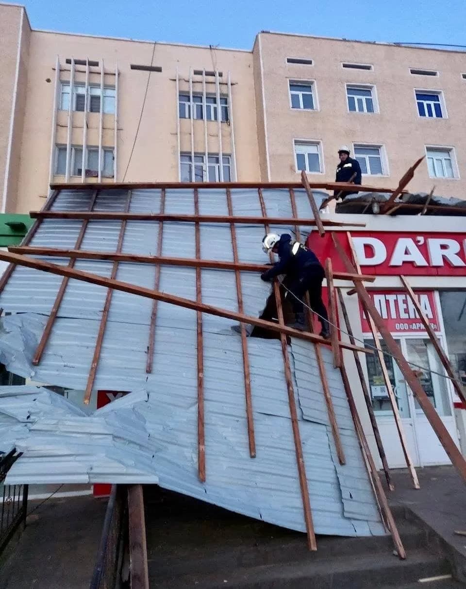 ФВВ ходимлари кўп қаватли уй олдида қулаб тушган том қисмини бартараф этмоқда