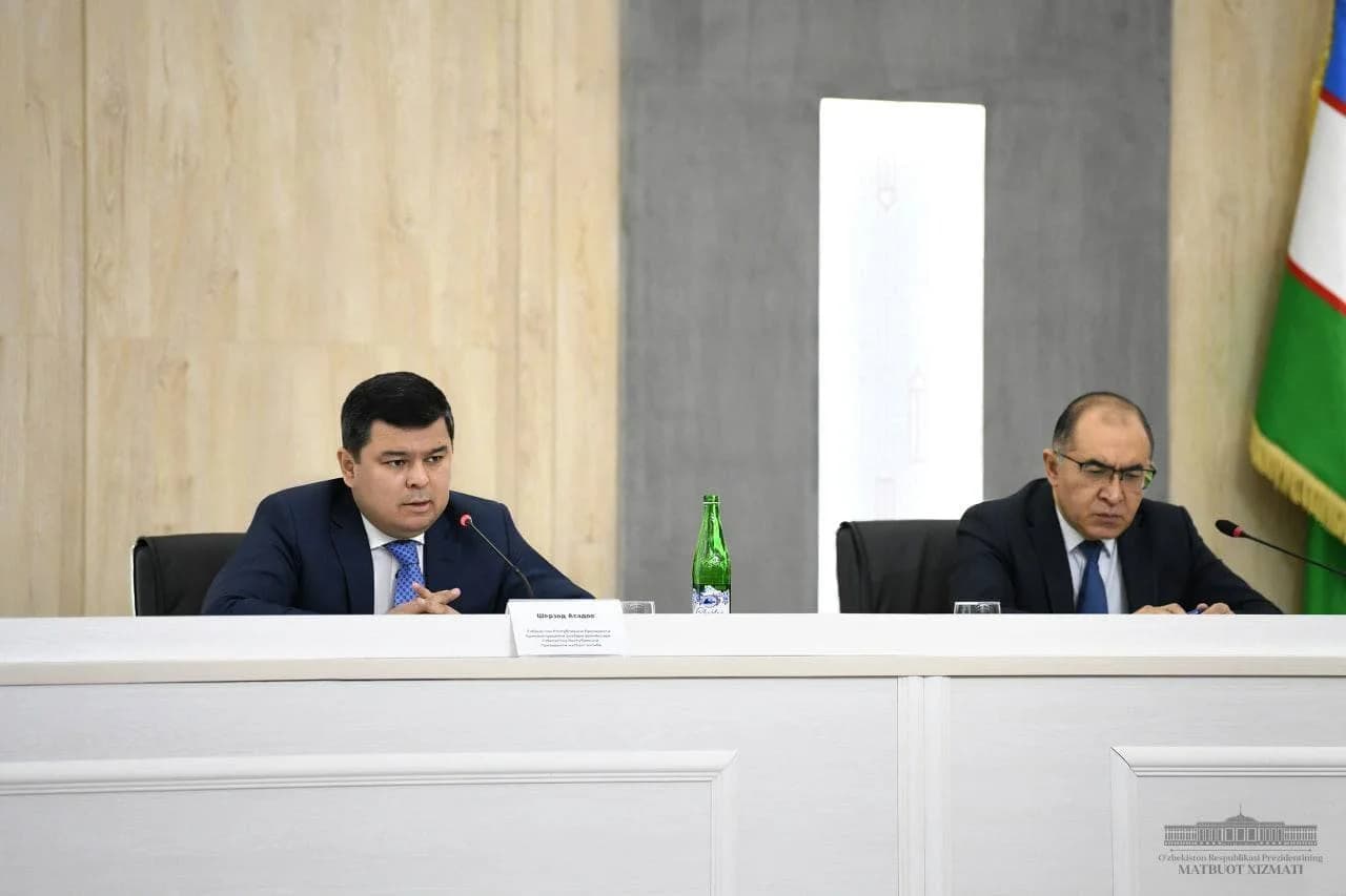 Sherzod Asadov va boshqa mas'ul shaxs majlisda