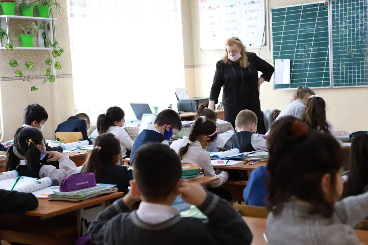 Ўқитувчи ва бошланғич синф ўқувчилари дарс жараёнида