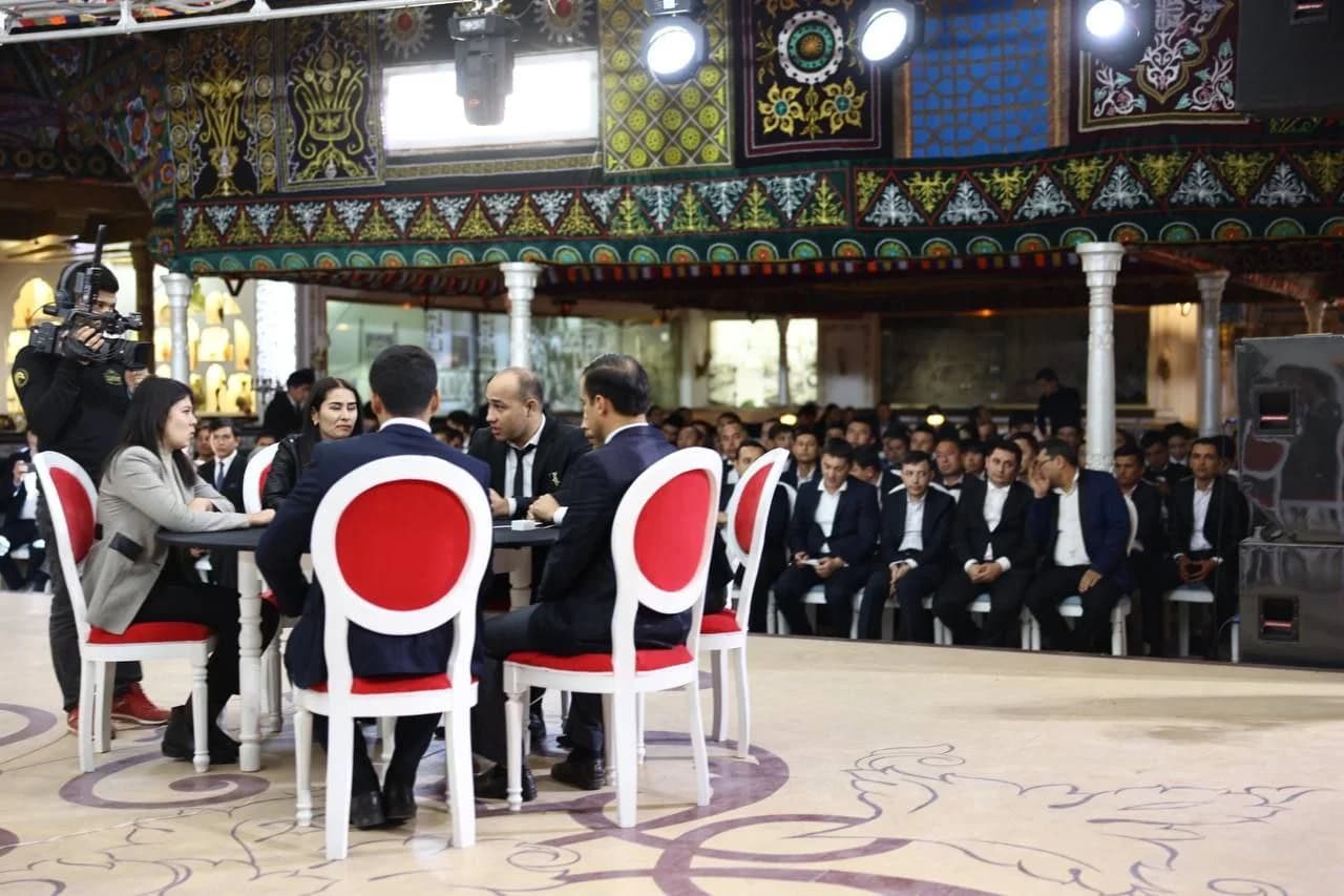O'yin stolida savolni muhokama qilayotgan jamoa a'zolari
