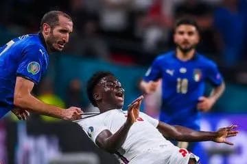 Italiyalik futbolchi Kellini angliyalik Sakaning formasidan tortib to'xtatib qolayotgan vaziyat