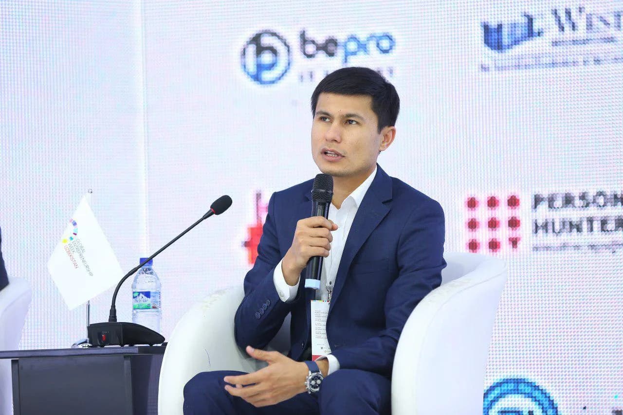 Xushnudbek Xudoyberdiyev tadbirda mikrofonda so‘zga chiqmoqda