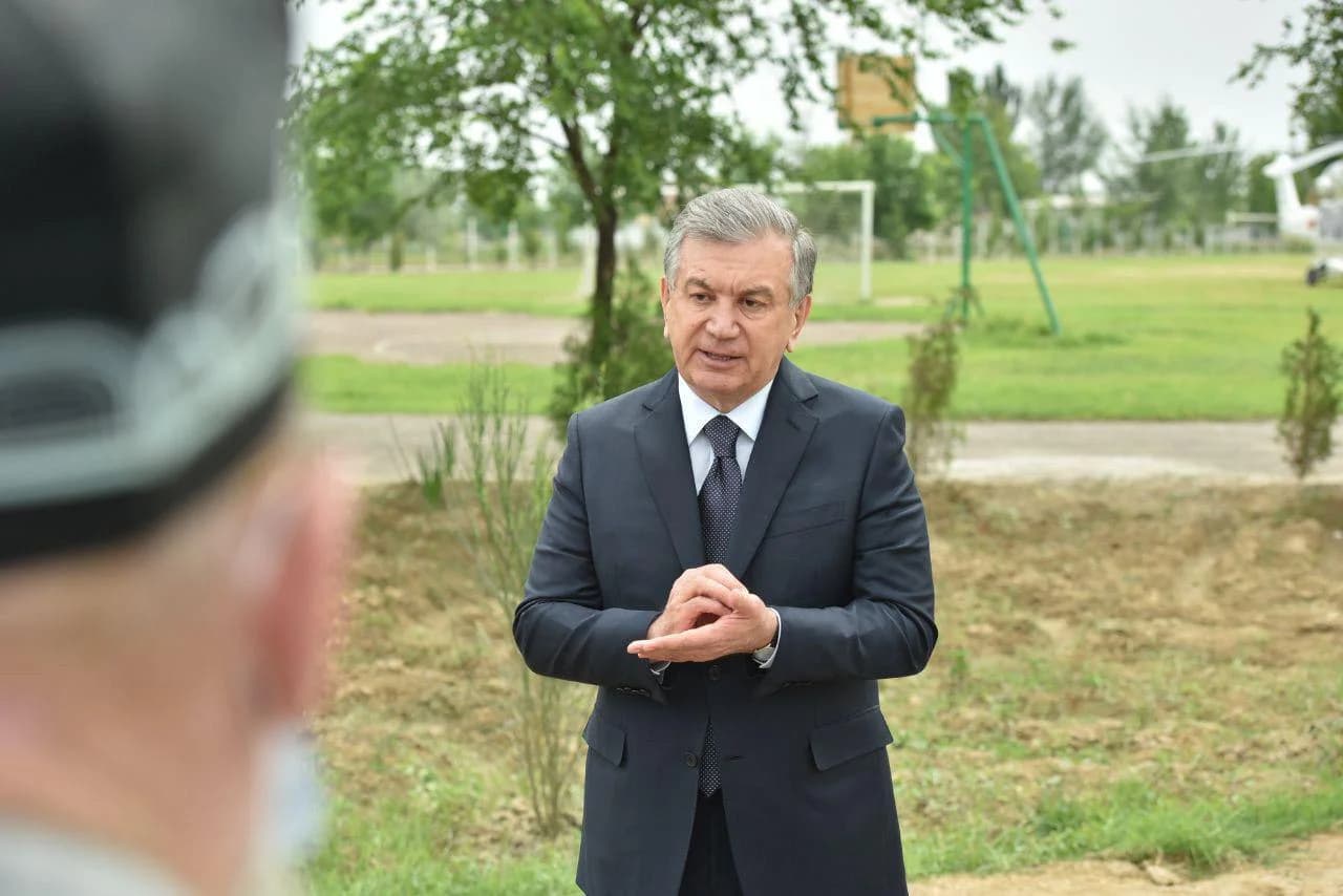 Shavkat Mirziyoyevning nuroniylar bilan uchrashuvidan yaqin tasvir
