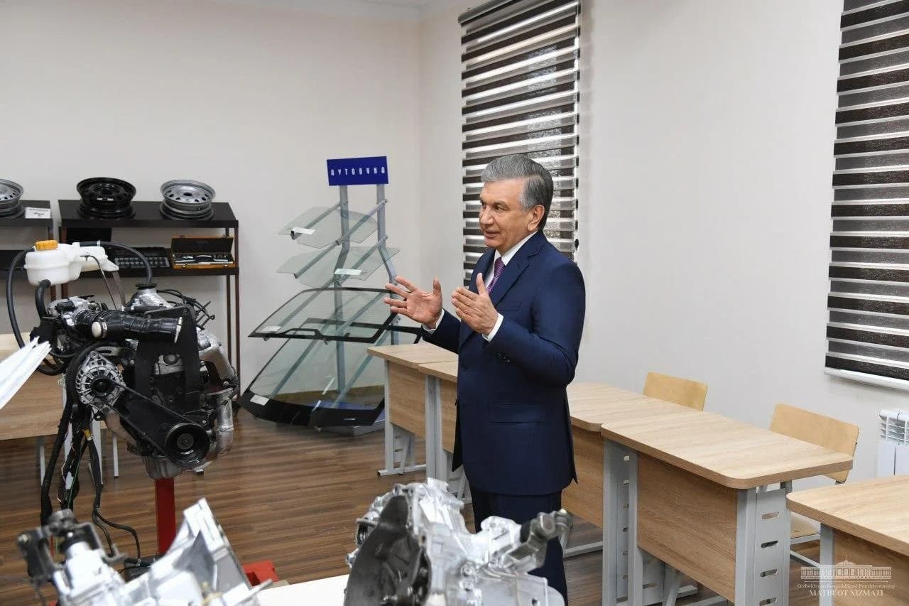 Prezident avtomobilsozlik fakultetidagi o'quv laboratoriyasini ko'zdan kechirmoqda