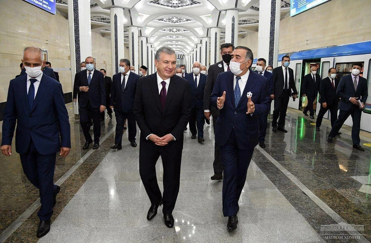 Prezident va rasmiylar yangi metro bekatining keng zalida yurishibdi