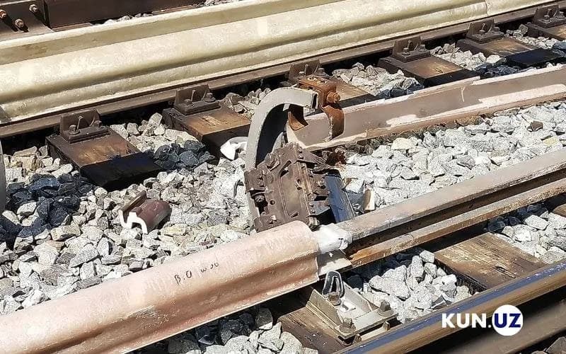 Метро йўлидаги носозлик: ушлаб туриш қурилмасидан чиқиб кетган контакт рельси кронштейни