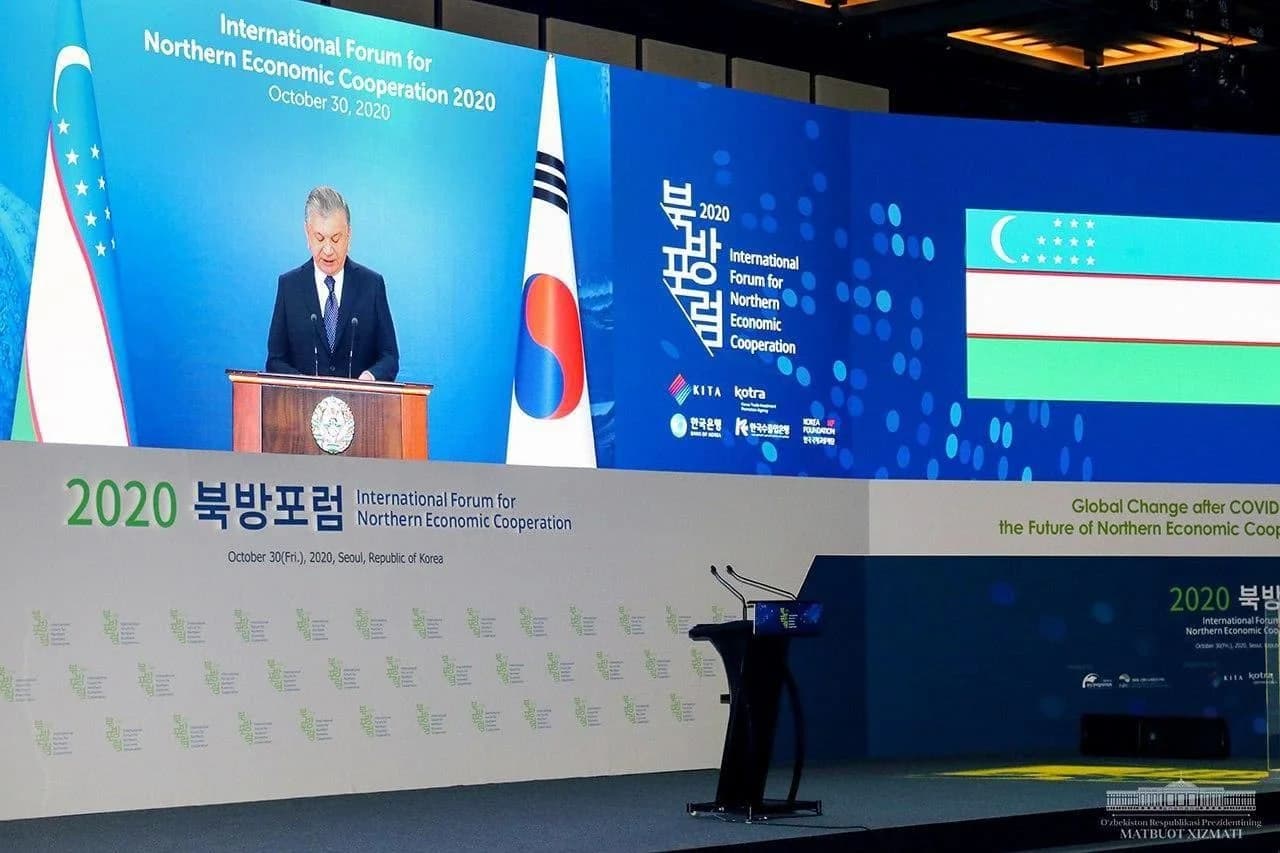 Forum zalidagi katta ekranda Shavkat Mirziyoyevning videoaloqa orqali chiqishi
