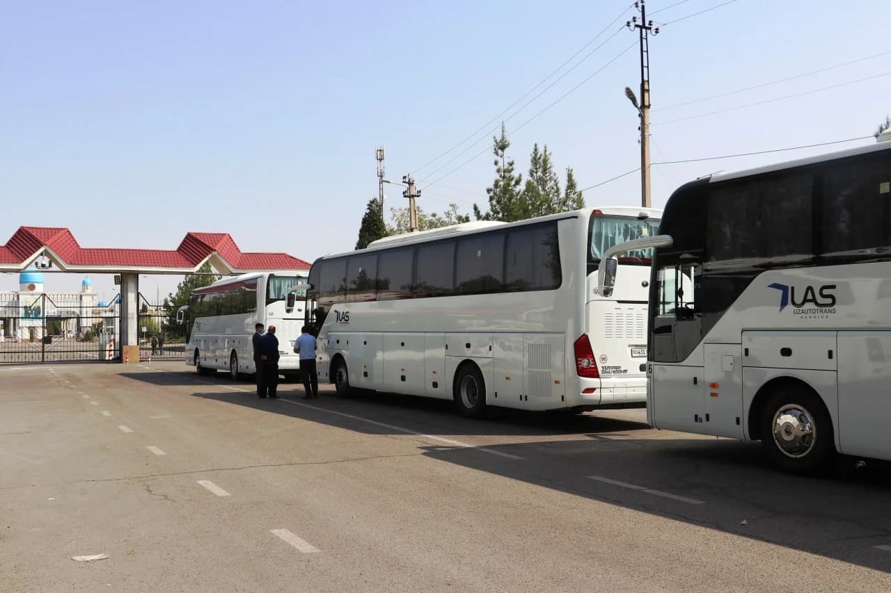 Uzautotrans Service korxonasiga qarashli oq avtobuslar to'xtab turgan joy