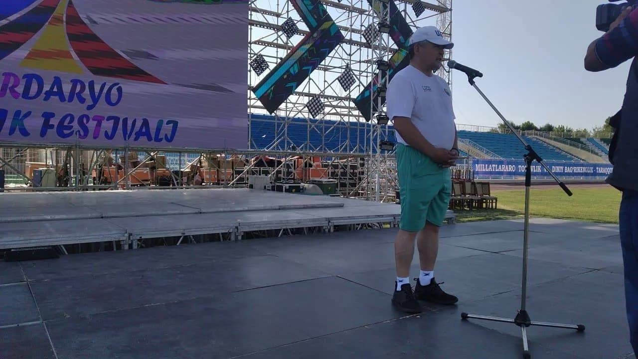 G'ofurjon Mirzayev yoshlar festivali sahnasida nutq so'zlamoqda