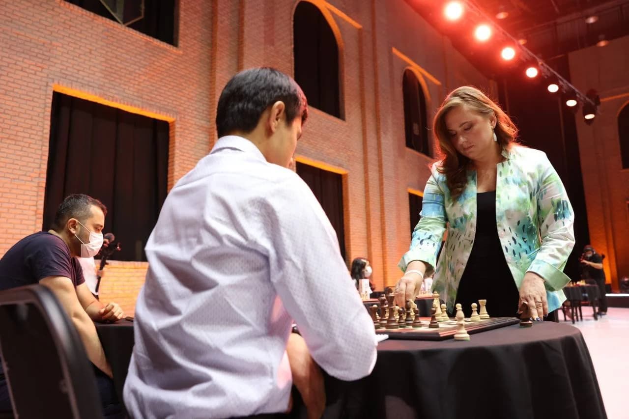 Yudit Polgar navbatdagi ishtirokchi bilan shaxmat o'ynamoqda