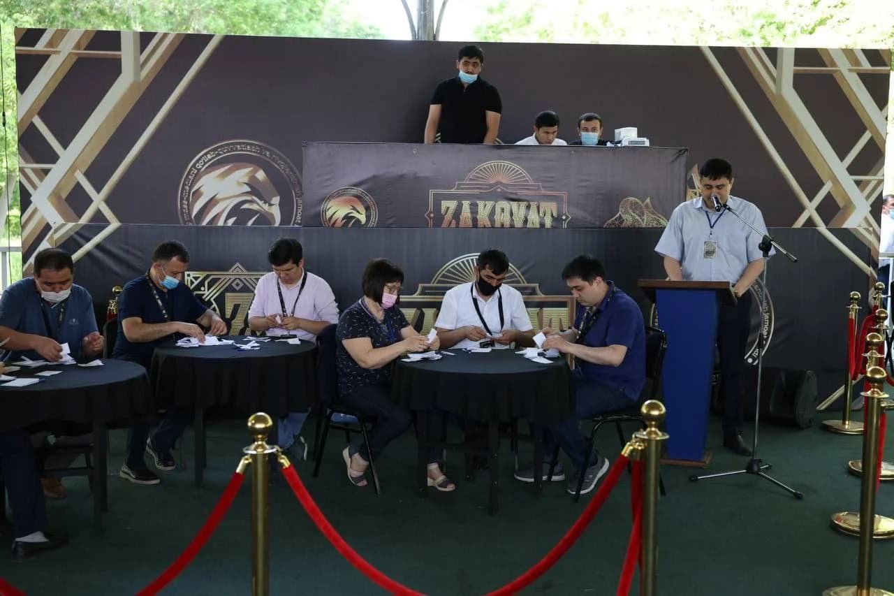 Hakamlar hay'ati a'zolari stollar atrofida o'tirib javoblarni tekshirmoqda