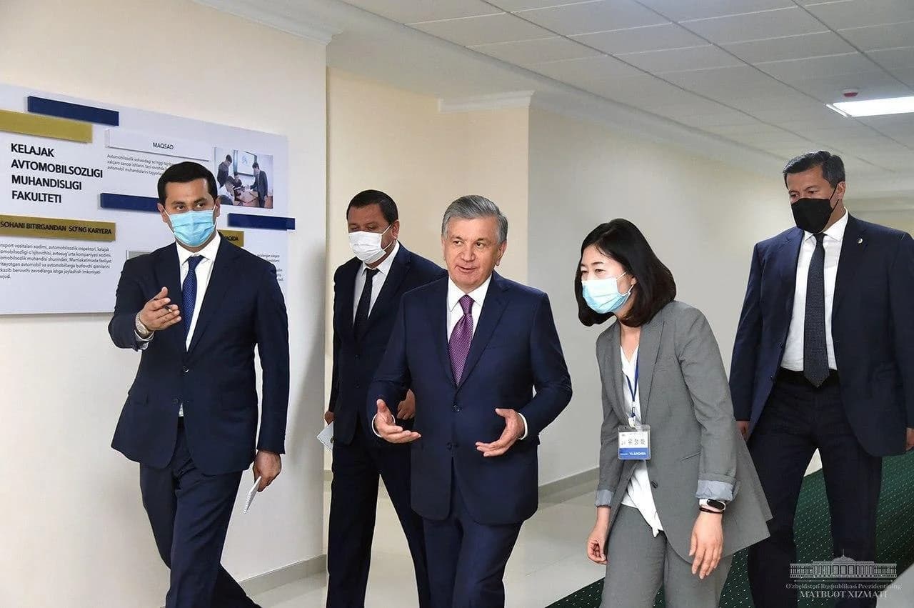 Shavkat Mirziyoyev hamrohlar bilan universitet binosi ichida yuribdi