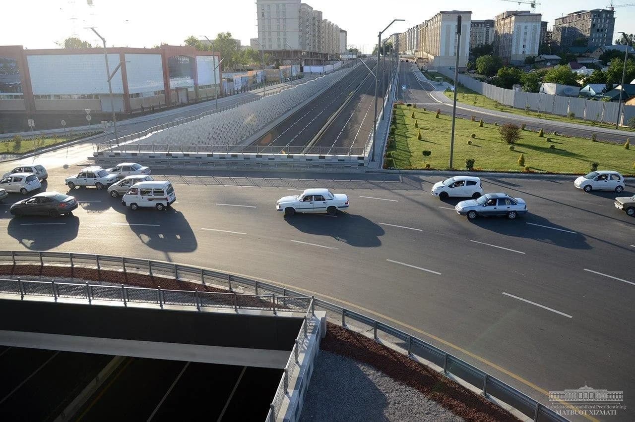 Yo'l o'tkazgichning tunnel qismi va undagi avtomobillar harakati