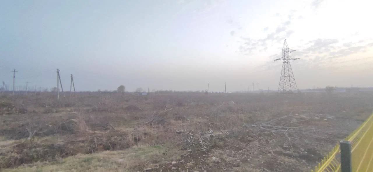 Дарахтлардан тозаланган кенг майдон ва электр тармоқлари