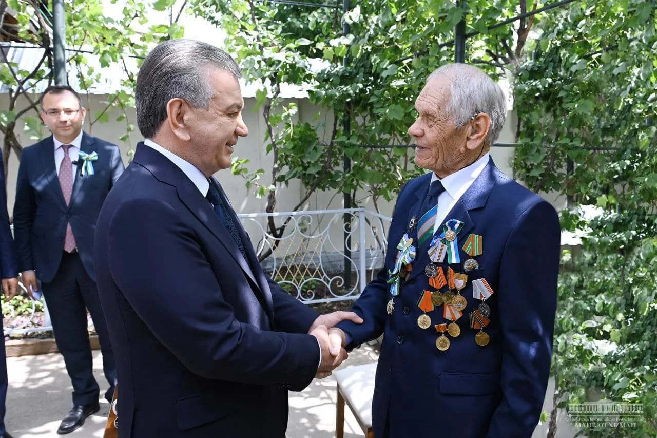Shavkat Mirziyoyev Fyodor Fedin bilan qo'l berib ko'rishmoqda