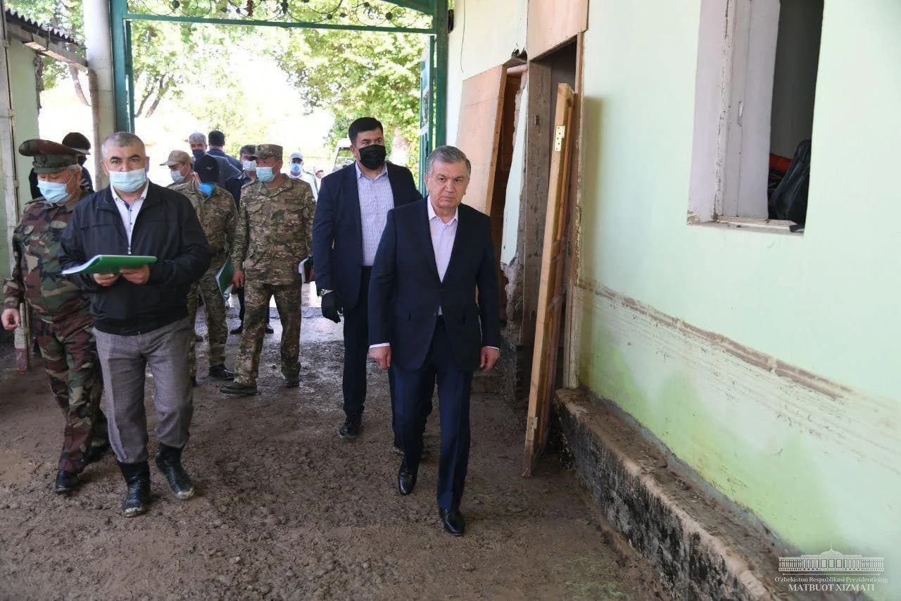 Шавкат Мирзиёев зарар кўрган биноларни кўздан кечирмоқда