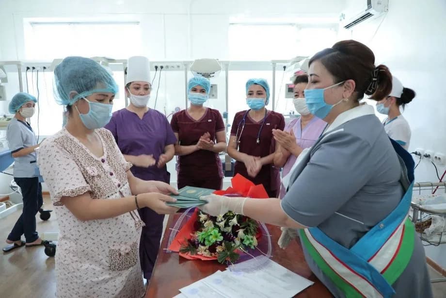 ФҲДЁ ходими онага чақалоқларнинг туғилганлик ҳақидаги гувоҳномаларини топширмоқда