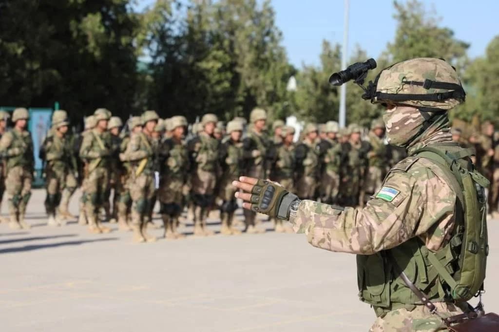 Сафда турган ҳарбий хизматчилар ва ниқобдаги командир