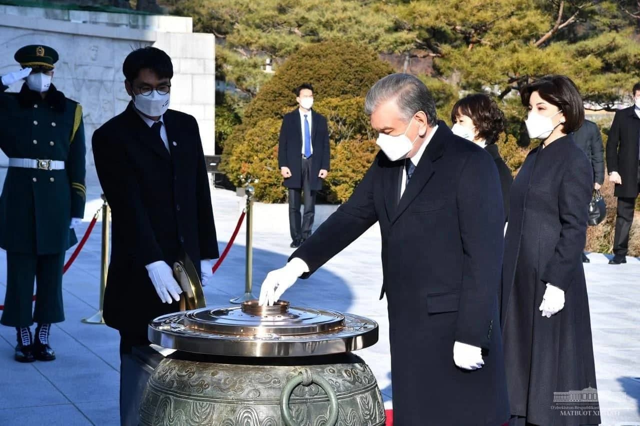 Shavkat Mirziyoyev marhumlar xotirasiga ehtirom ko‘rsatish marosimida
