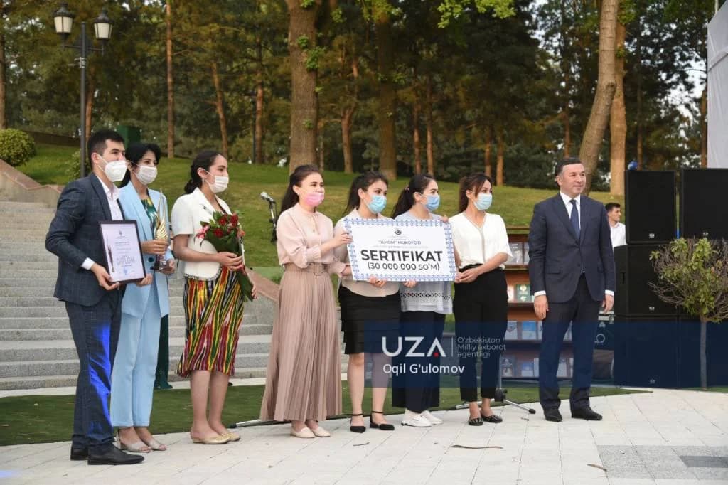 Bir guruh yoshlar 30 million so'mlik sertifikat bilan taqdirlash marosimida