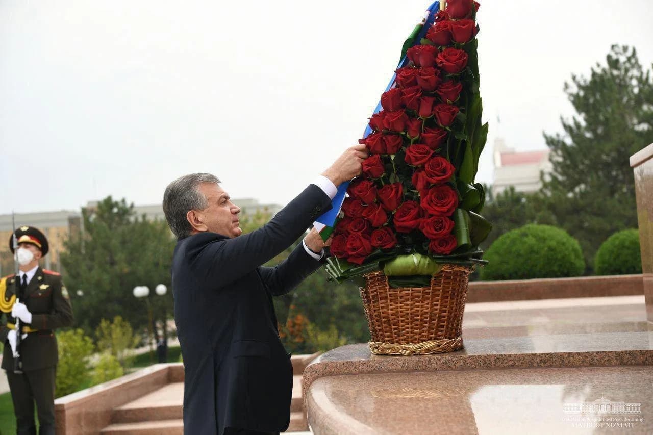 Shavkat Mirziyoyev Mustaqillik va ezgulik monumenti poyiga gulchambar qo'ymoqda