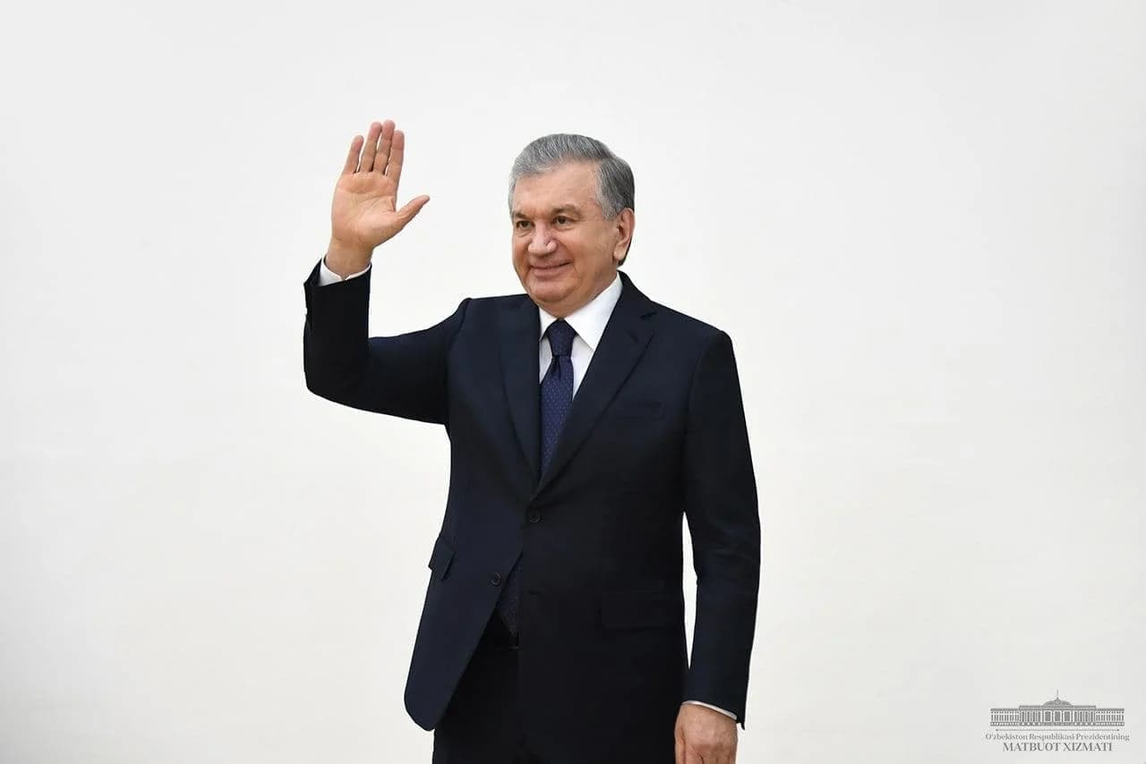 Prezident Shavkat Mirziyoyev xayrlashuv belgisi sifatida qo'l ko'tarib turibdi