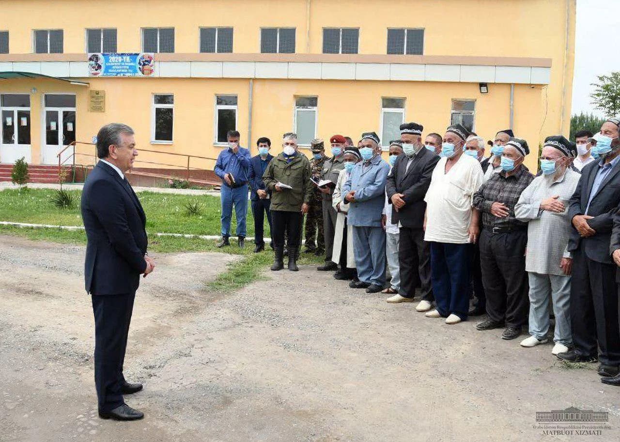 Prezident Shavkat Mirziyoyev bir guruh nuroniylar bilan uchrashib suhbatlashmoqda