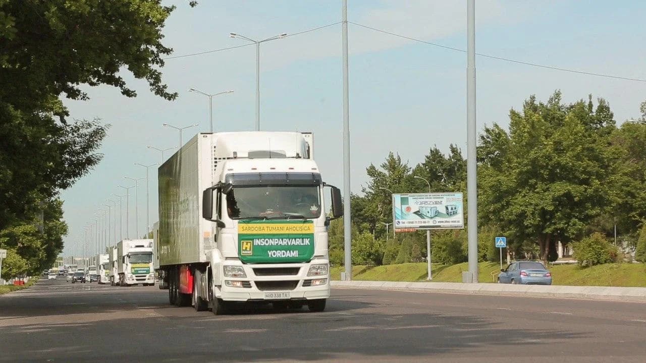 Сардоба тумани аҳолисига Havas компаниясидан инсонпарварлик ёрдами олиб кетаётган юк машиналари карвони