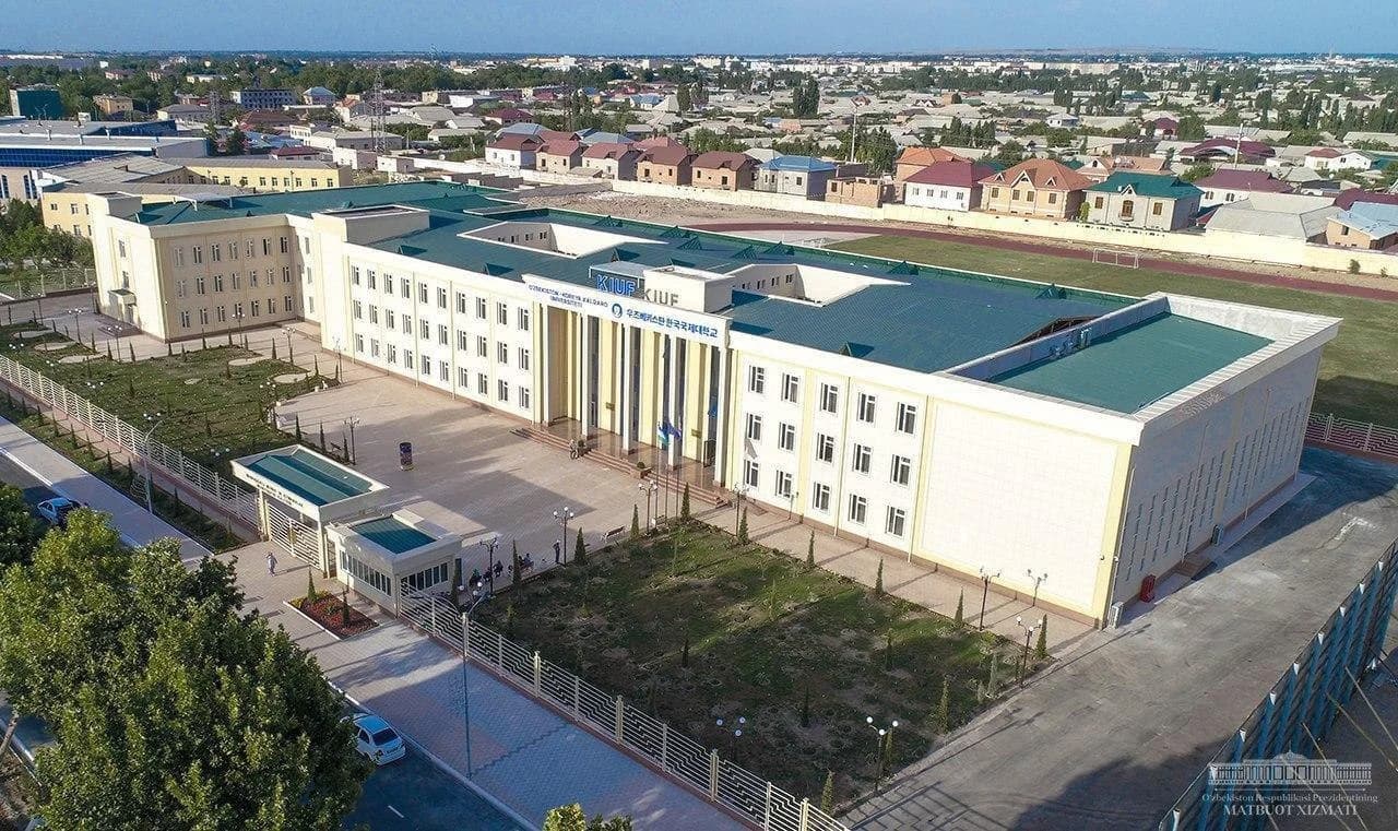 Farg'ona shahridagi O'zbekiston-Koreya xalqaro universiteti binosining yuqoridan ko'rinishi