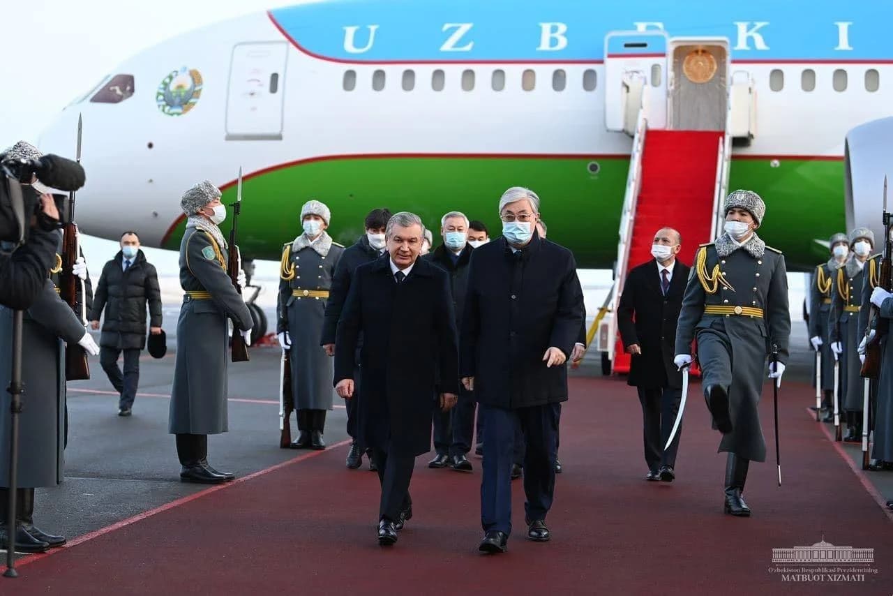 Президентлар фахрий қоровул ҳамроҳлигида аэропорт майдони бўйлаб юриб бормоқда