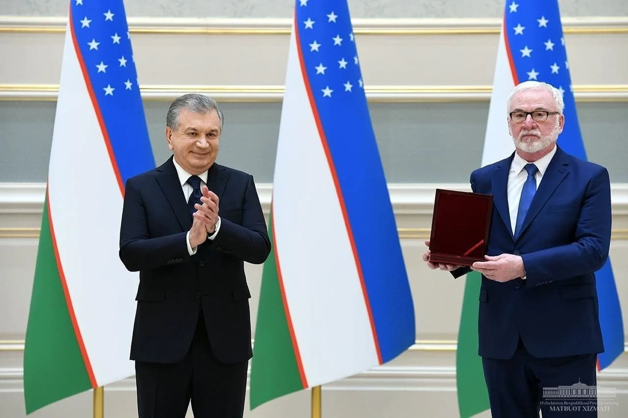 Shavkat Mirziyoyev chet ellik mehmonga mukofot topshirmoqda