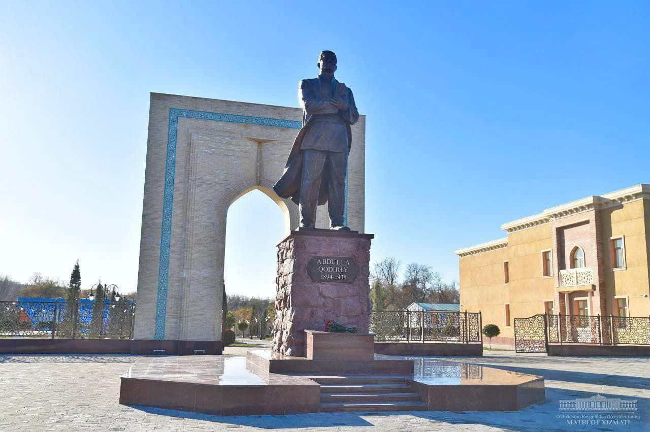 Абдулла Қодирий ҳайкали ва унинг орқасидаги арка