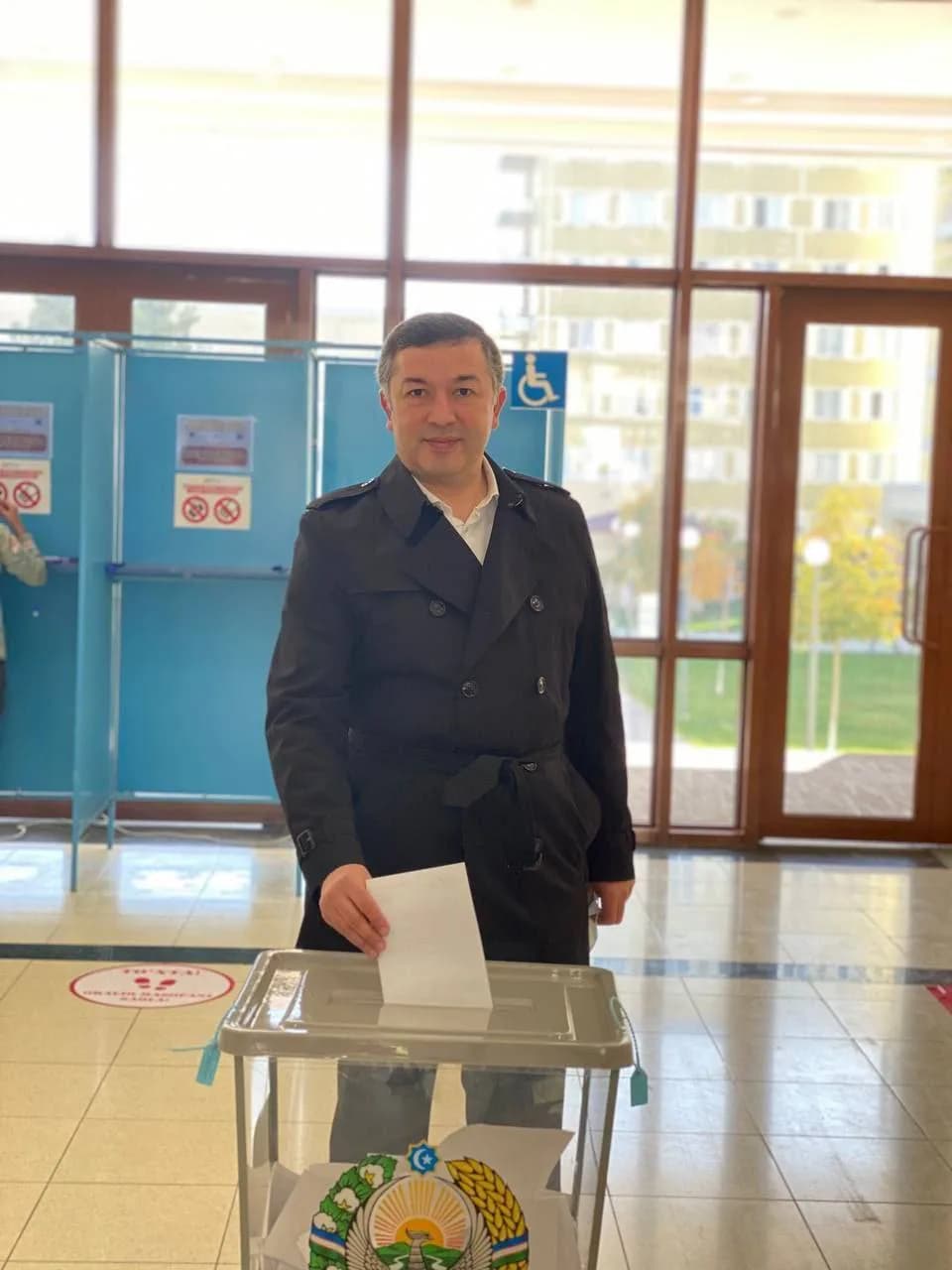 Behzod Musayev saylov uchastkasida ovoz berish jarayonida
