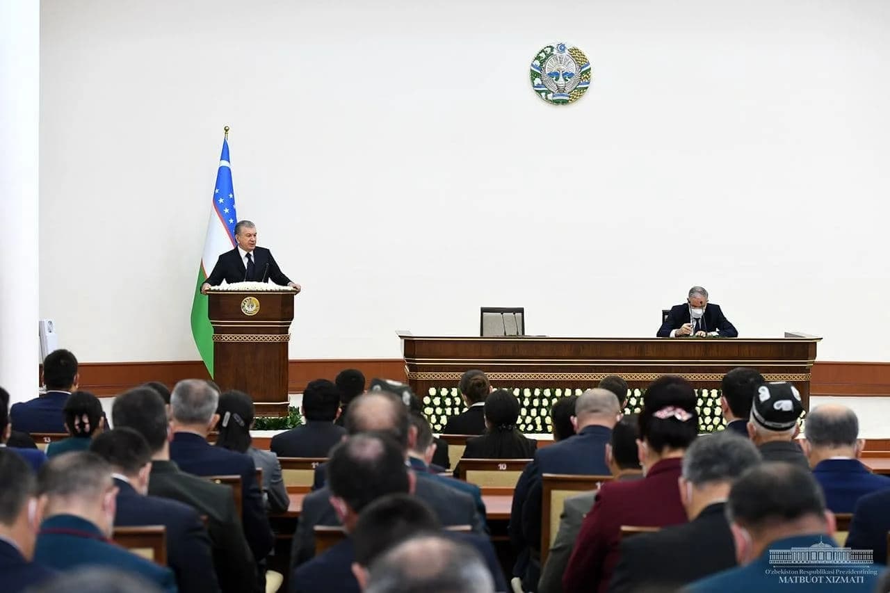 Prezident Urganchda Xorazm faollari ishtirokidagi yig'ilishda nutq so'zlamoqda