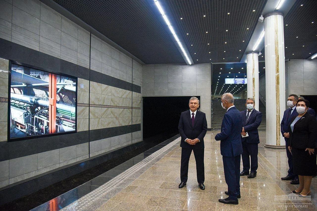 Shavkat Mirziyoyev metro bekatidagi ekranda namoyish etilayotgan videoni ko'rmoqda