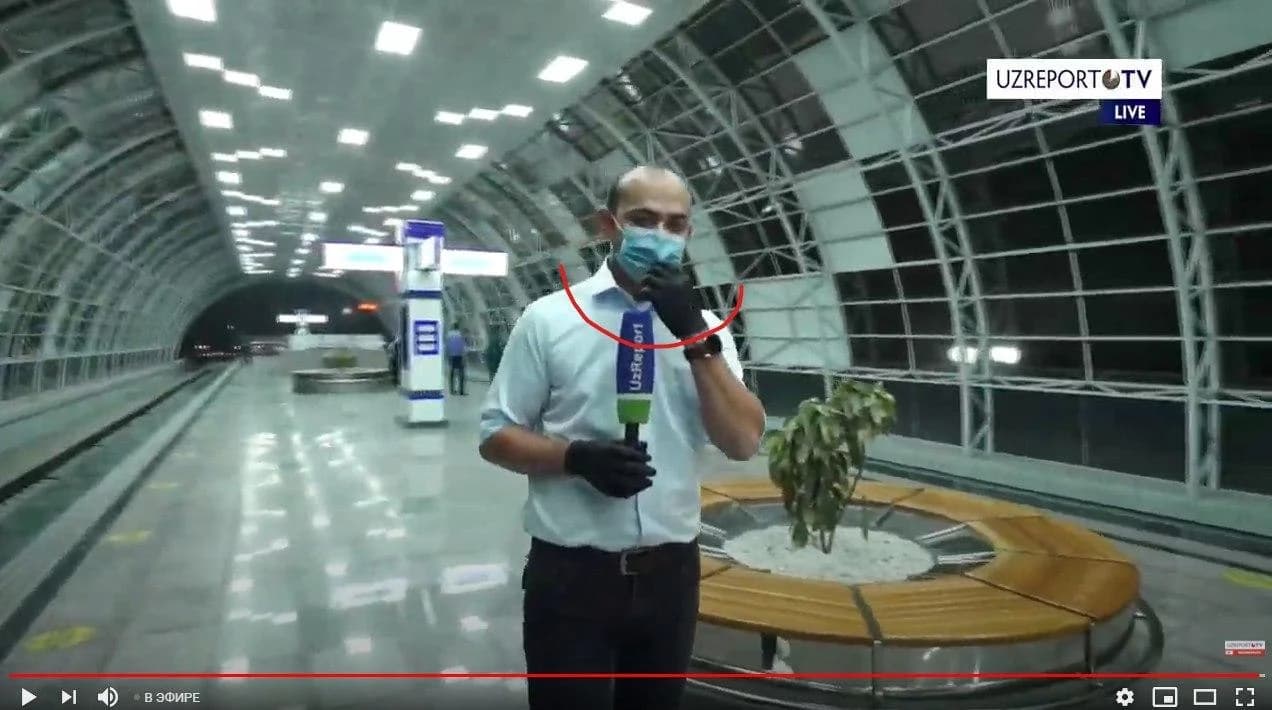 UzReport TV мухбири метро бекатида қўлқоп ва ниқобда репортаж тайёрламоқда