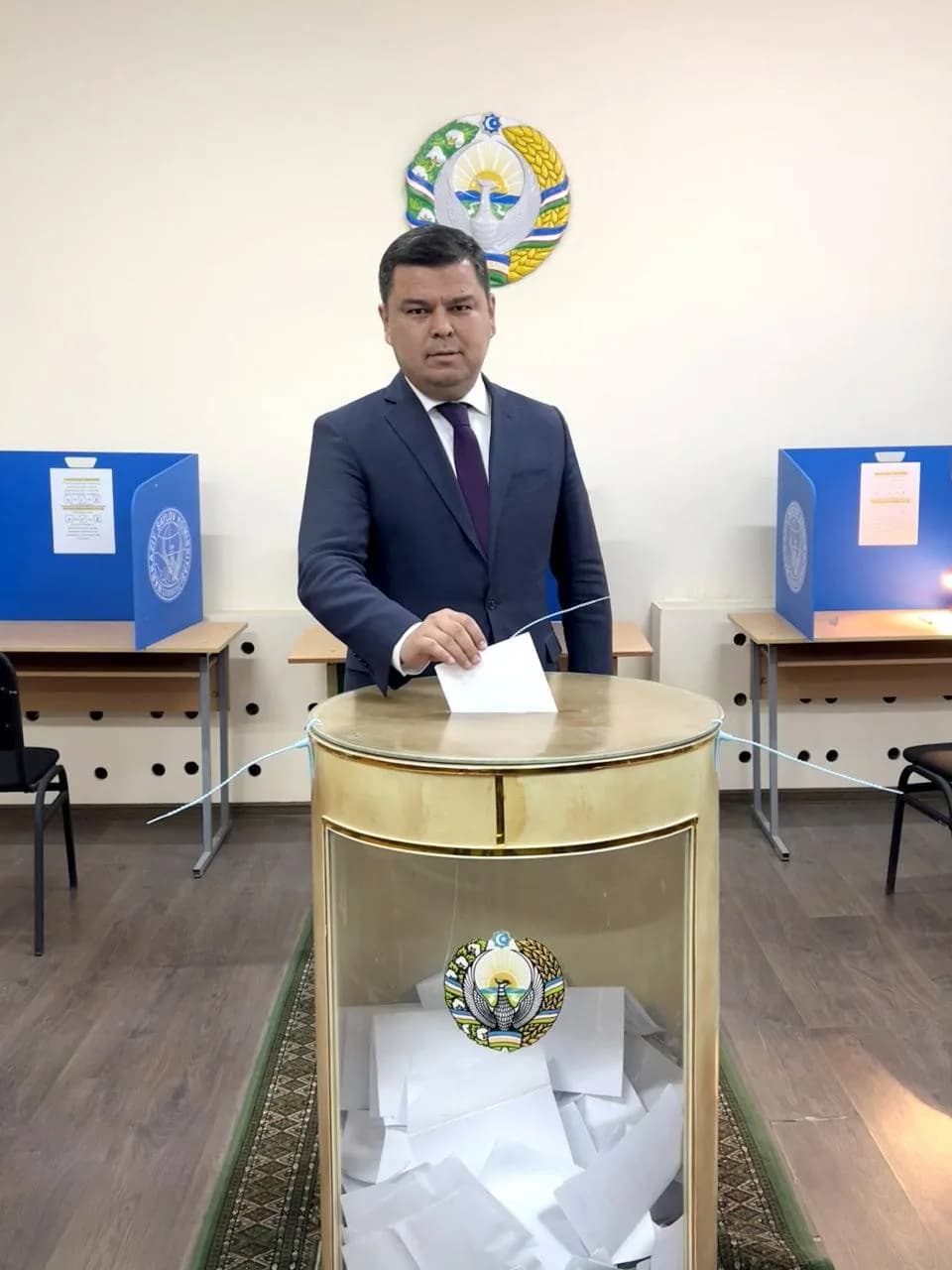 Sherzod Asadov saylov qutisi yonida ovoz bermoqda