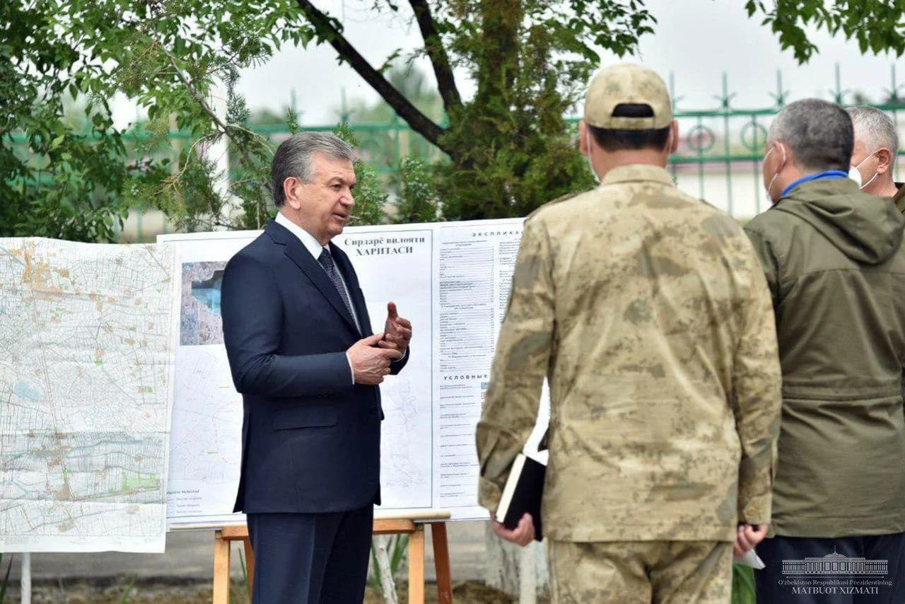 Prezident Shavkat Mirziyoyev xarita yonida mas'ullarga ko'rsatma bermoqda