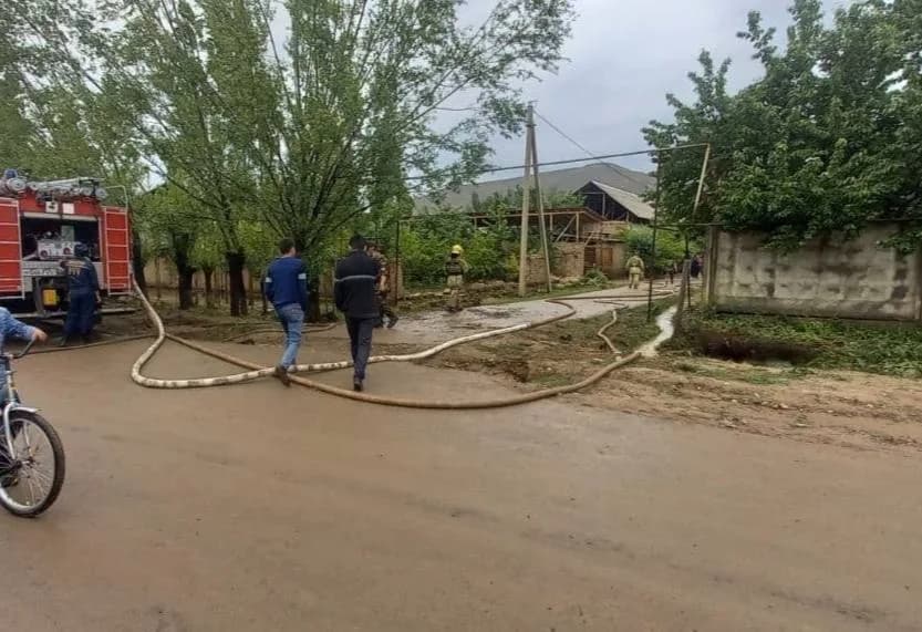 Кўчада сел оқибатларини бартараф этаётган махсус техника ва ходимлар