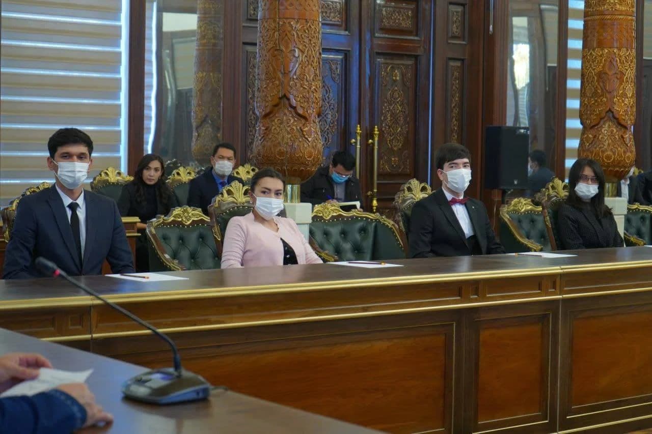 Zakovat intellektual oʻyini ishtirokchilari hokim bilan uchrashuvda