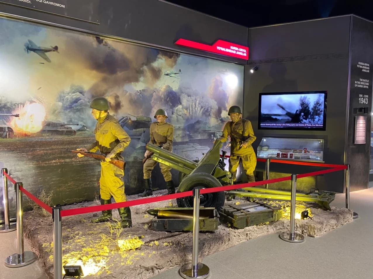 Kursk-Oryol yo'nalishidagi janglar aks etgan diorama va artilleriyachilar