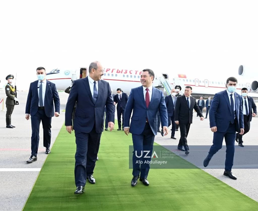 Abdulla Aripov Sadir Japarovni kutib olmoqda