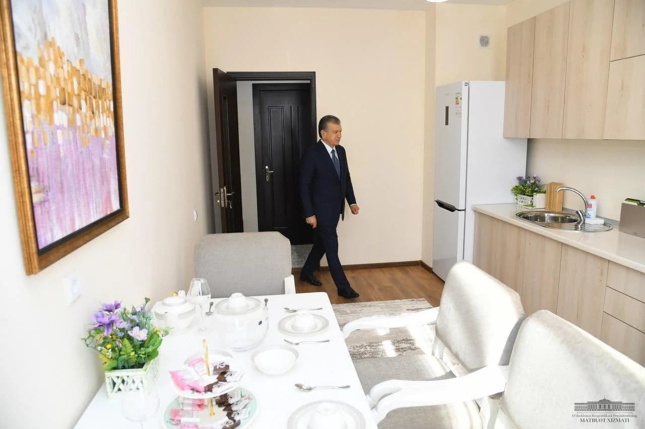 Prezident yangi xonadonning oshxonasi va jihozlarini ko'zdan kechirmoqda