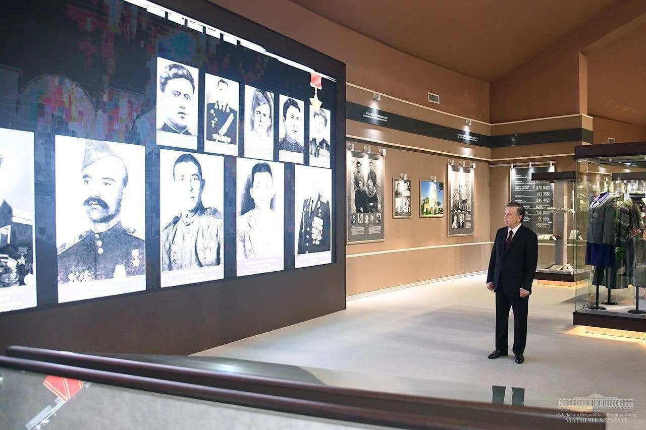 Шавкат Мирзиёев уруш қатнашчиларининг фотосуратлари акс этган экран ёнида