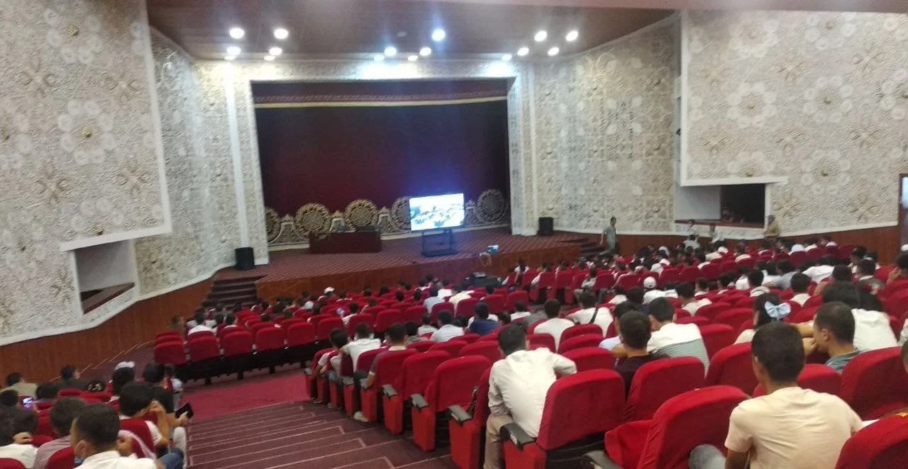 Musiqali drama teatri sahnasi va tomoshabinlar bilan to'la zal
