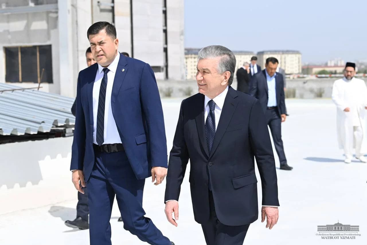 Президент мажмуанинг юқори қаватида қурилиш жараёнини кузатмоқда