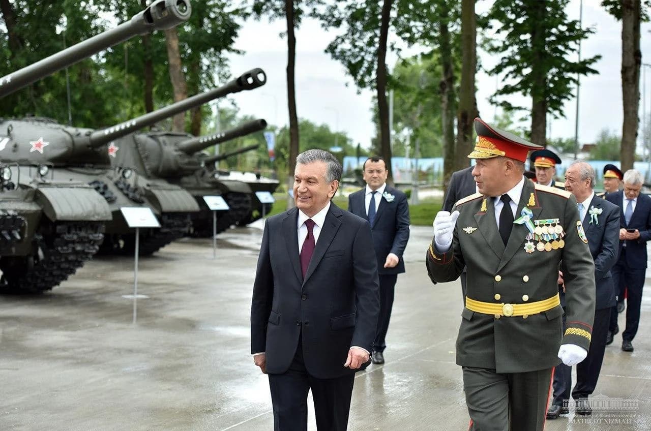 Президент ҳарбийлар ҳамроҳлигида танклар ёнида