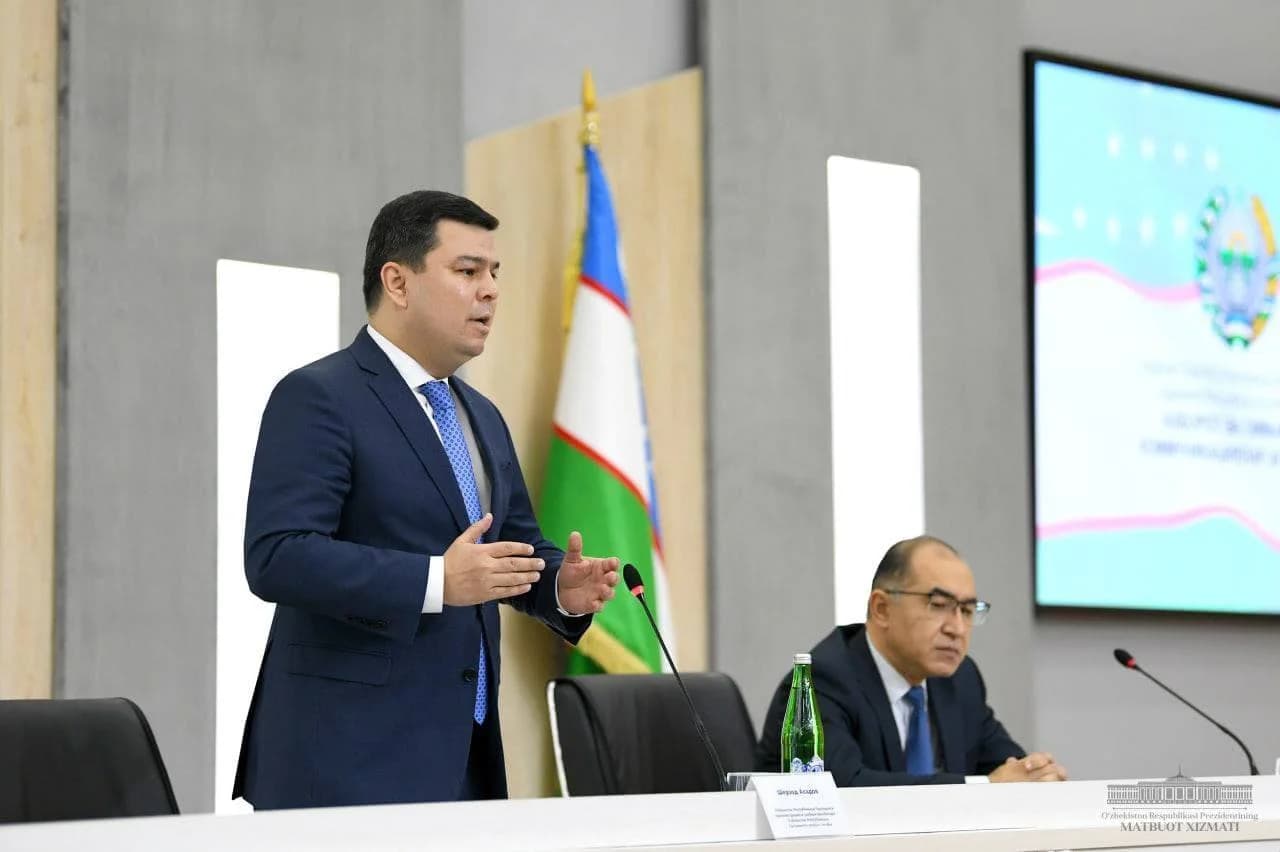 Sherzod Asadov minbarda nutq so'zlamoqda