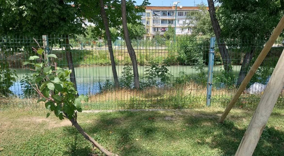 Ta'mirlangan va tiklangan anhor bo'yidagi panjara