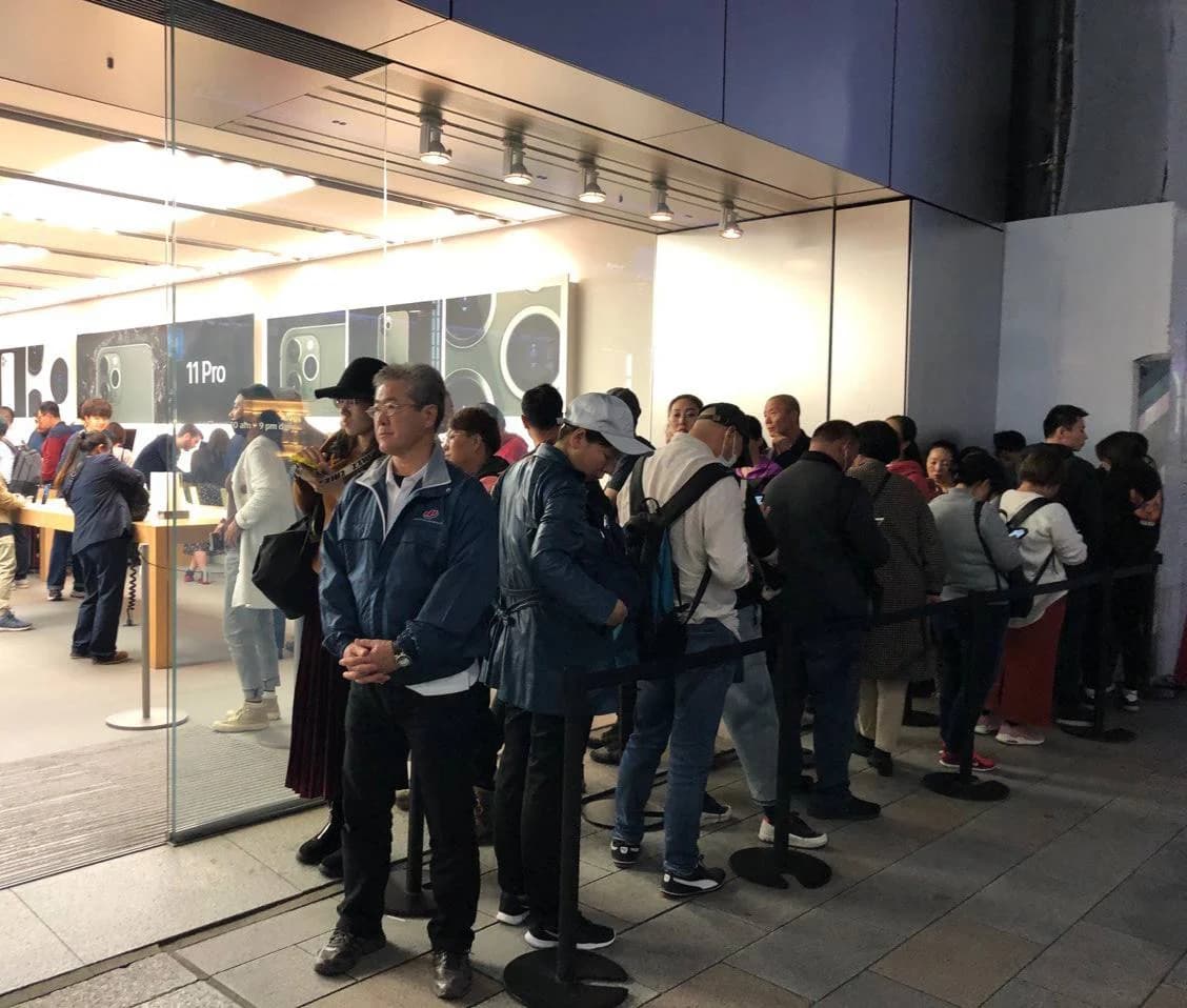 Японлар янги iPhone 11 ва 11 Pro телефонини сотиб олиш учун навбатда туришибди
